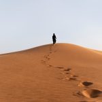 femme-portant-hijab-dans-desert