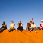 groupe-personnes-assises-au-sommet-dune