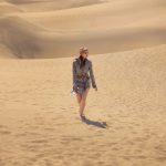 long-shot-femme-marchant-dans-desert